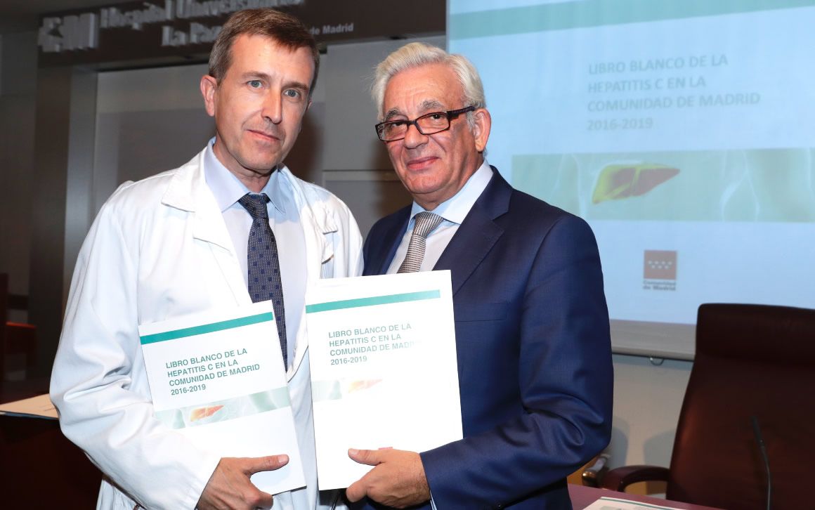 Javier García-Samaniego Rey (izquierda), coordinador de la Alianza para la Eliminación de las Hepatitis Víricas en España y Jesús Sánchez Martos (derecha), consejero de Sanidad de la Comunidad de Madrid. 