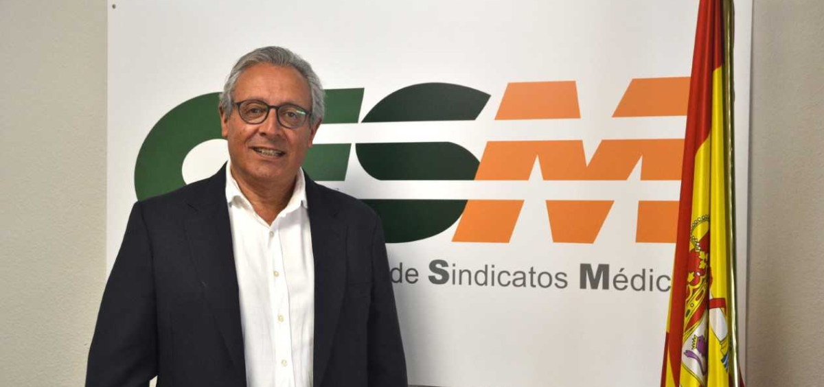 Tomás Toranzo, presidente de CESM atiende a ConSalud.es junto a la Asociación MIR. (Foto: EP)