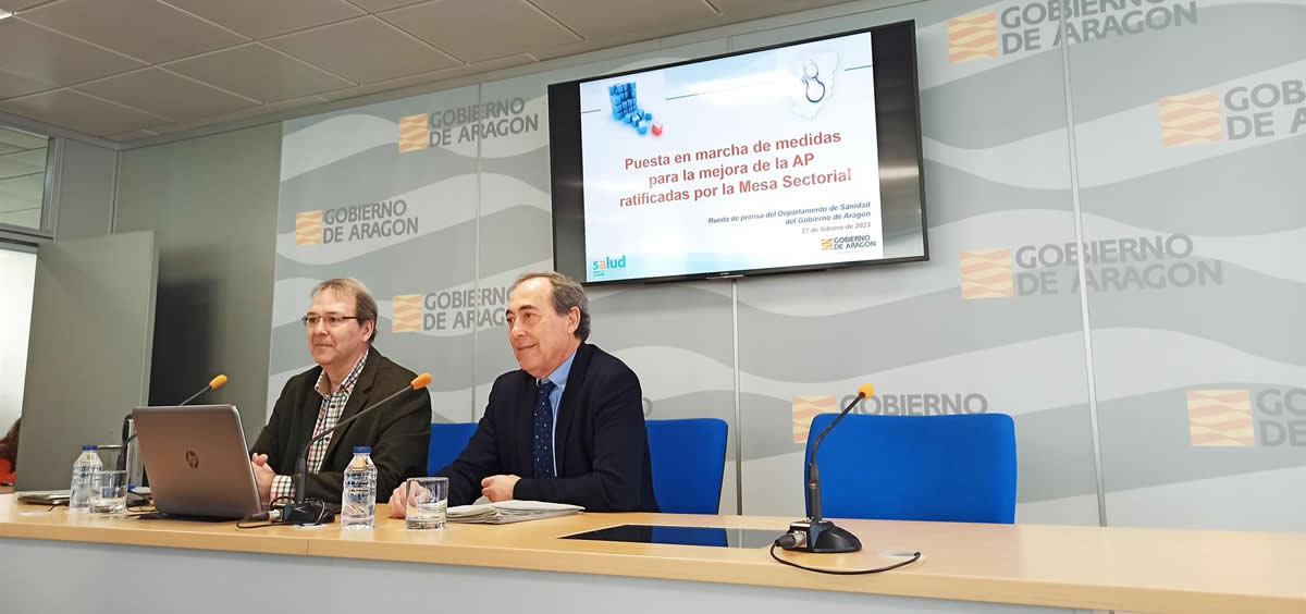 El responsable de Atención Primaria y Hospitales, Javier Marzo, y el gerente del Salud, José María Arnal (Foto. Europa Press)