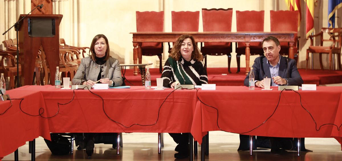 Armengol y Patricia Gómez alcanzan un acuerdo con los profesionales sanitarios de Baleares. (Foto: Gobierno de Baleares)