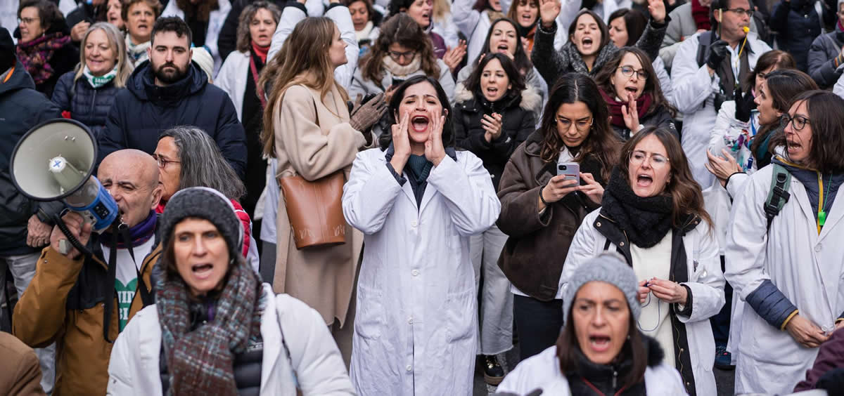 Decenas de sanitarios y ciudadanos participan en una manifestación de facultativos en Madrid. (Foto: EP)