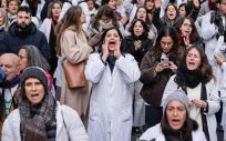 Decenas de sanitarios participan en una manifestación de facultativos hospitalarios en su primera jornada de huelga, a 1 de marzo de 2023, en Madrid (España) - Diego Ramadés - Europa Press