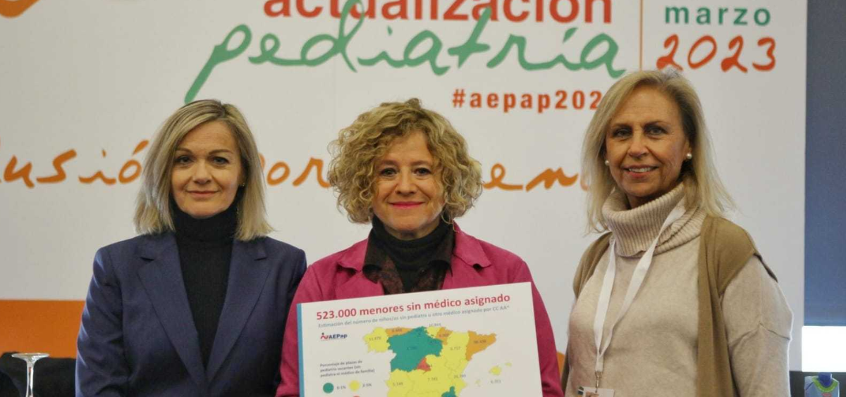 La Dra. Margarita Sánchez Calderón, Dra. Concepción Sánchez Pina, presidenta de AEPap, y la Dra. Victoria Martínez, durante el congreso. (Foto: AEPap)