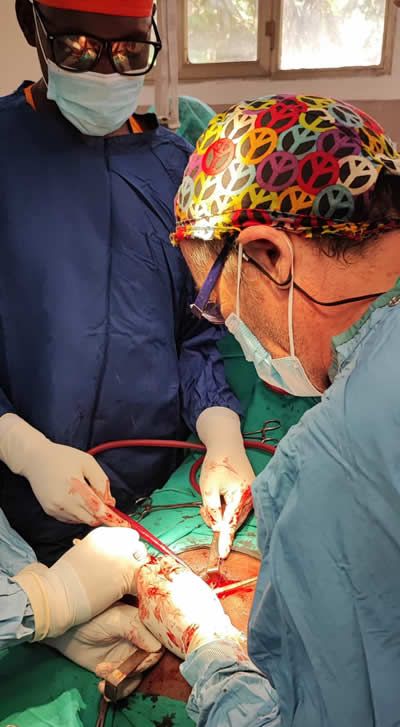 El Dr. Javier De la Torre realizando una cirujía en una expedición en Chad (Foto. Hospital de Fuenlabrada)