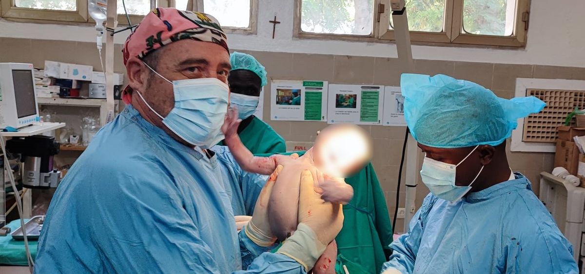 El cirujano Javier De la Torre asistiendo un parto en el Hospital Saint Joseph (Foto. Hospital de Fuenlabrada)