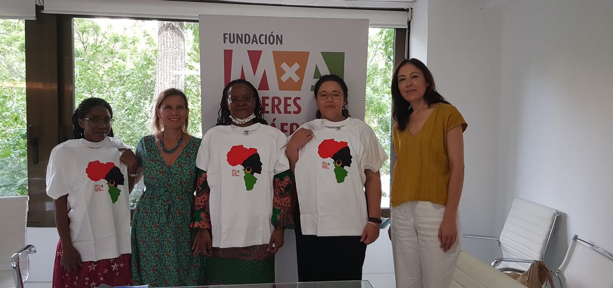 Alicia Cebada (primera por la derecha) con una delegación del Centro Internacional de Mujeres por la Paz de Namibia (Foto: Twitter de A.Cebada)