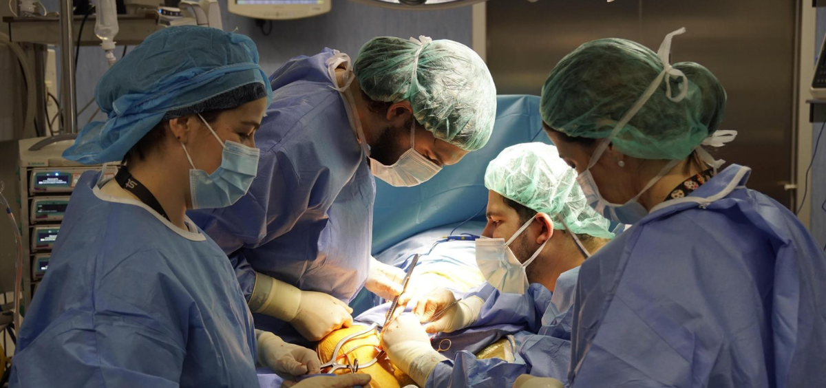 Intervención quirúrgica en el Hospital Valdecilla. (Foto: EP)