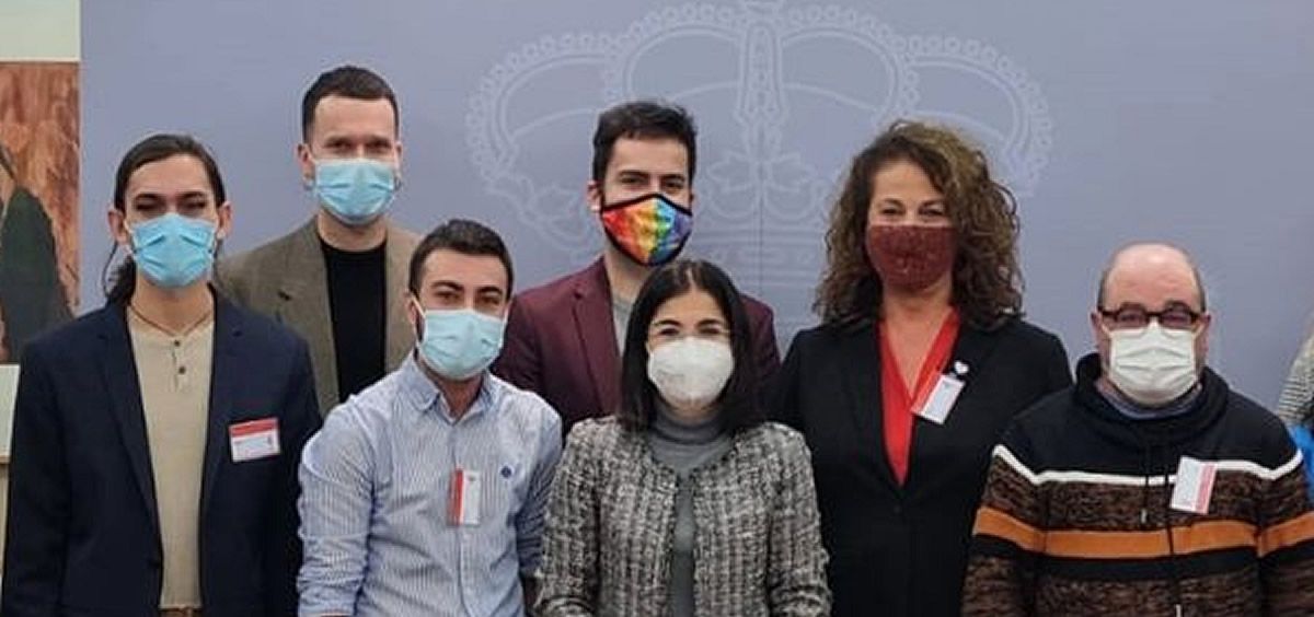 Darias con representantes del colectivo LGTBI+ (Foto. Ministerio de Sanidad)