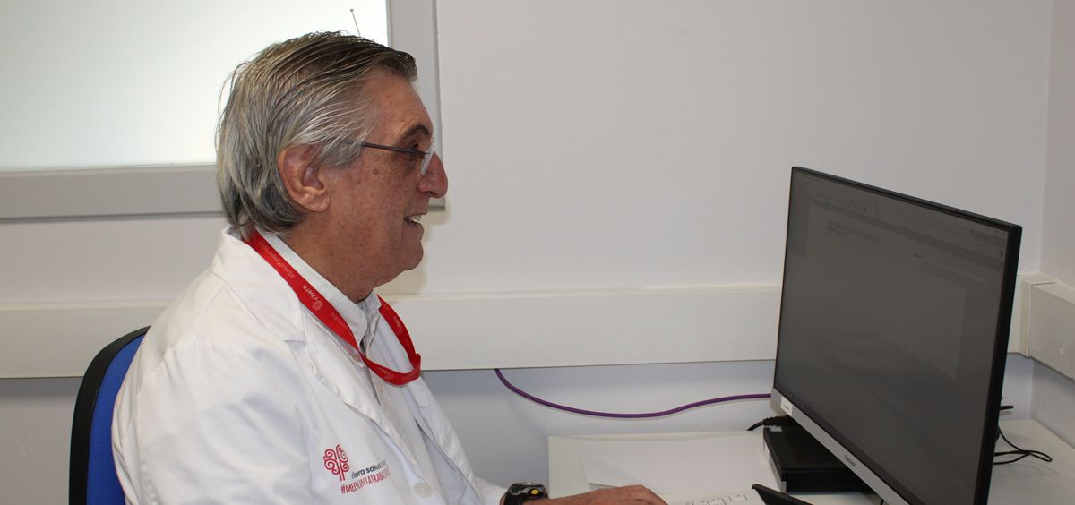 El doctor Secundino Cigarrán, revisando el informe de un paciente (Foto: Ribera Polusa)