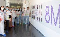 Los niños ingresados en el Hospital de Denia celebran el 8M