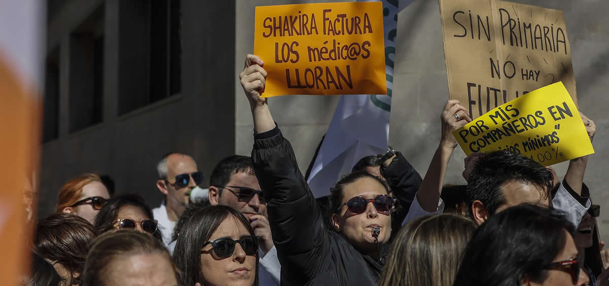 Médicos de Atención Primaria y Especializada sujetan pancartas durante una protesta tras la falta de acuerdo con la Consejería de Sanidad, a 6 de marzo de 2023 (Foto: EP), en Valencia (Foto: Rober Solsona - Europa Press)