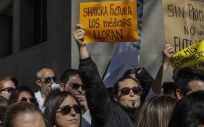 Médicos de Atención Primaria y Especializada sujetan pancartas durante una protesta tras la falta de acuerdo con la Consejería de Sanidad, a 6 de marzo de 2023 (Foto: EP), en Valencia (Foto: Rober Solsona - Europa Press)