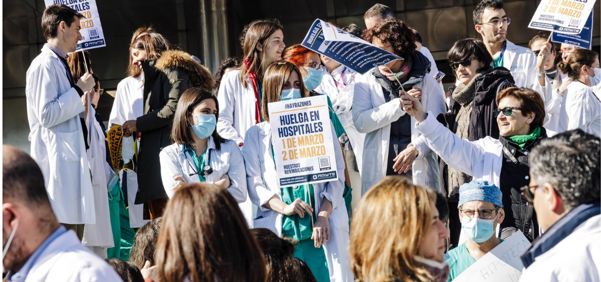 Varios médicos y sanitarios protestan durante una concentración a las puertas del Hospital 12 de octubre. (Foto: EP)