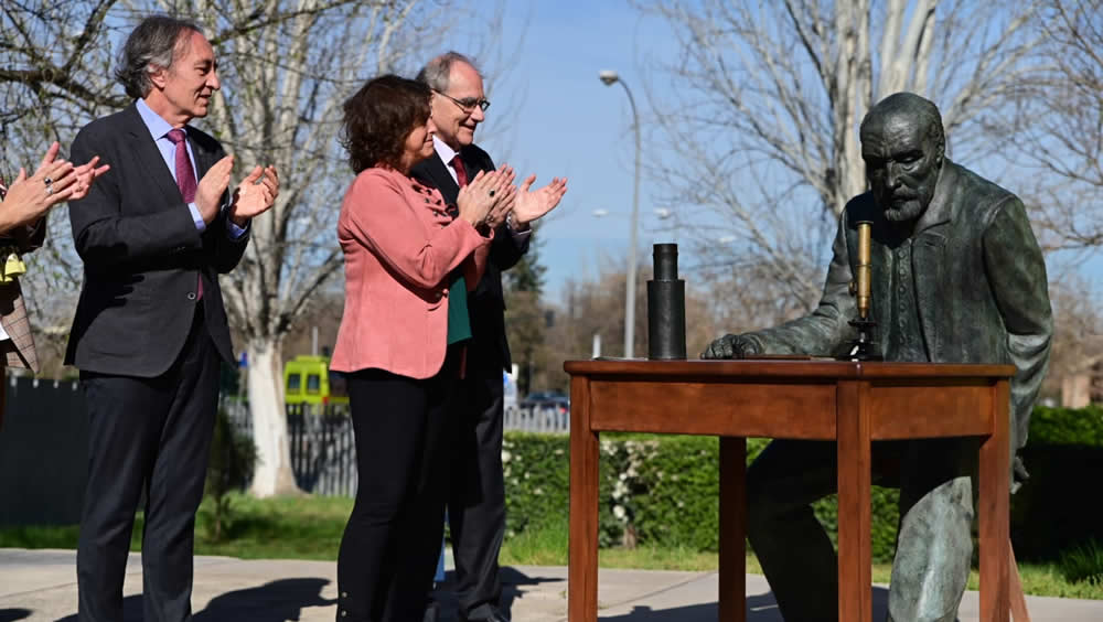 Catalina García inaugura una escultura de Ramón y Cajal