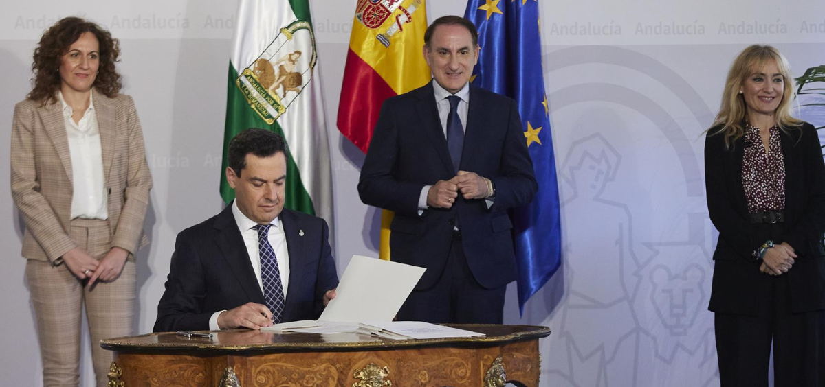 El presidente de la Junta de Andalucía, Juanma Moreno, durante la firma del Pacto Social y Económico por el Impulso de Andalucía. (Foto: EP)
