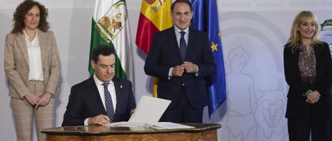 El presidente de la Junta de Andalucía, Juanma Moreno, durante la firma del Pacto Social y Económico por el Impulso de Andalucía. (Foto: EP)