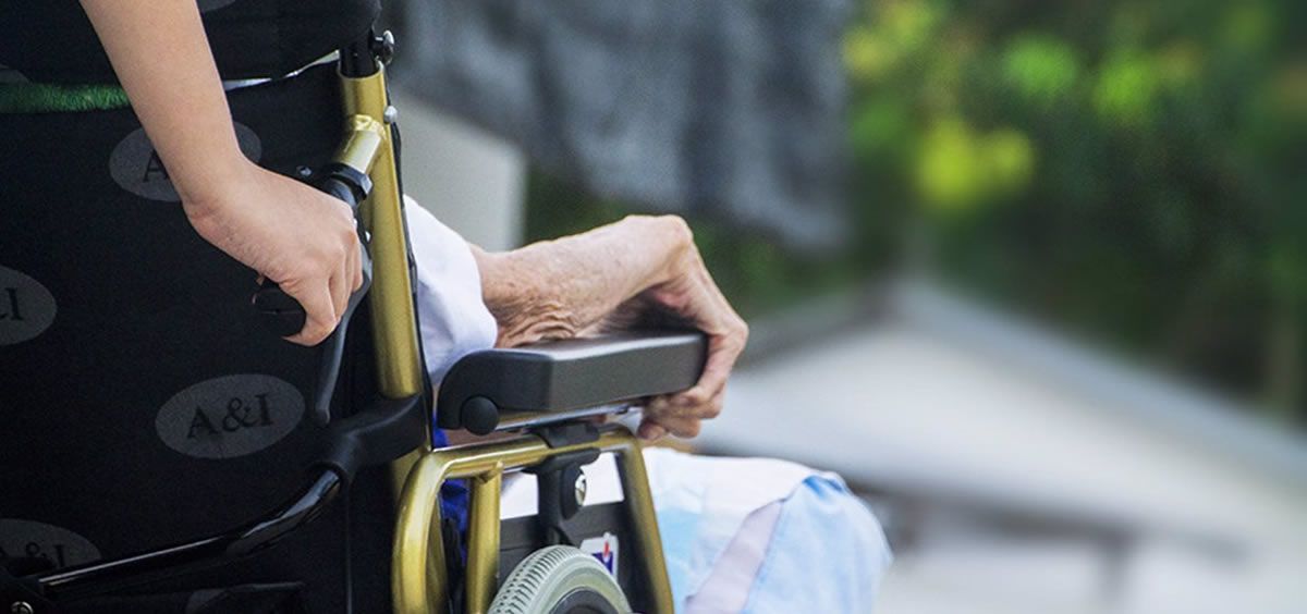 Paciente en silla de ruedas con esclerosis lateral amiotrófica o ELA (Foto: Freepik)