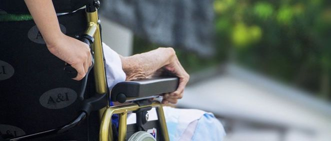 Paciente en silla de ruedas con esclerosis lateral amiotrófica o ELA (Foto: Freepik)