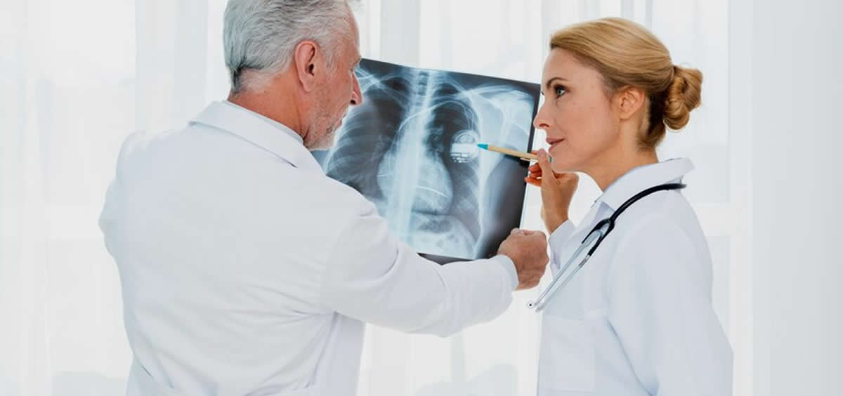 Dos médicos comprueban la radiografía de un paciente con marcapasos (Foto.Freepik)