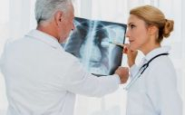 Dos médicos comprueban la radiografía de un paciente con marcapasos (Foto.Freepik)