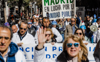 Médicos y pediatras de Atención Primaria de Madrid sujetan pancartas durante una manifestación. (Foto: EP)