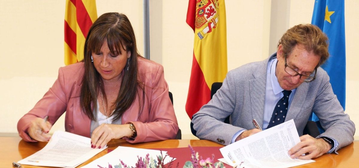 La consejera de Sanidad de Aragón,Sira Repollés, junto a su homólogo valenciano, Miguel Mínguez, en la firma del Convenio. (Foto: EP)