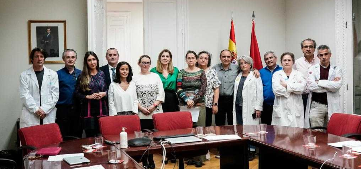 Responsables sanitarios de la Comunidad de Madrid y el comité de huelga posan tras la firma del acuerdo de AP. (Foto: CAM)