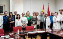 Responsables sanitarios de la Comunidad de Madrid y el comité de huelga posan tras la firma del acuerdo de AP. (Foto: CAM)