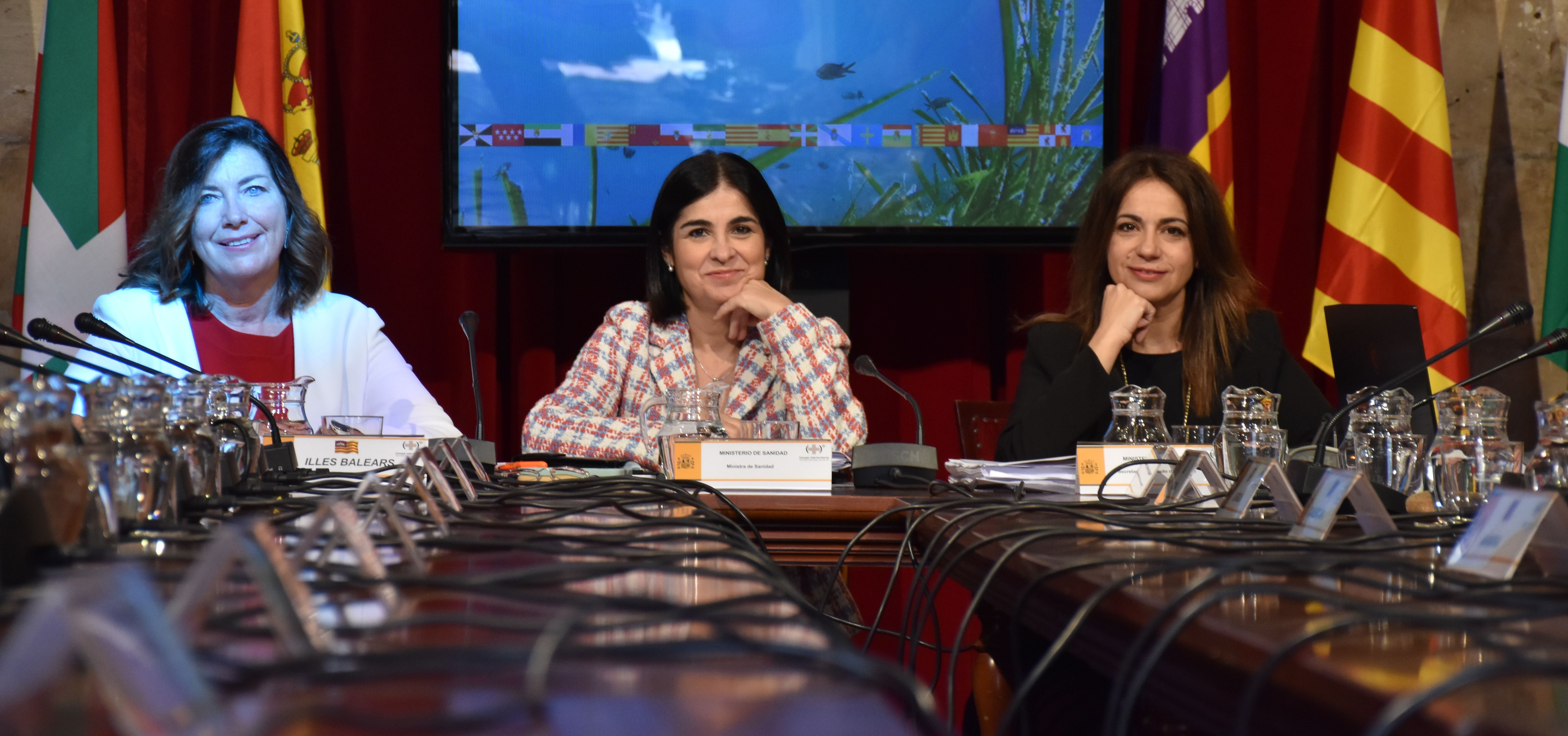 Carlolina Darias junto com la secretaria de Estado de Sanidad, Silvia Calzón, a su izquierda y la consellera de Salud de Baleares, Patricia Gómez, a su derecha, en el último CISNS (Foto: Ministerio de Sanidad)