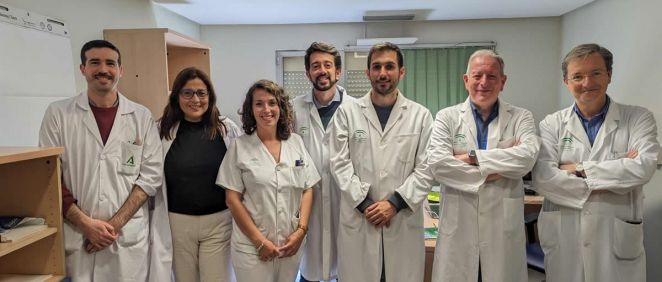 Profesionales del Virgen del Rocío de Sevilla que han participado en el desarrollo de un test rápido para detectar resistencia a los antibióticos (Foto: HUVR/EuropaPress)