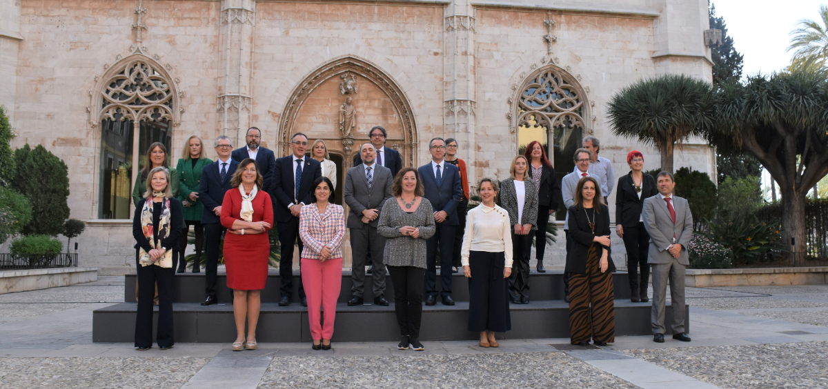 La ministra de Sanidad, Carolina Darias, posa con los consejeros de sanidad de las diferentes CC.AA. en el Consejo Interterritorial celebrado en Palma.