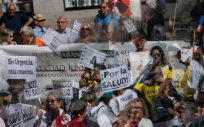 Varias personas se manifiestan en la 98ª Marea Blanca por la Sanidad Pública. (Foto: EP)