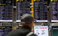 Un hombre con mascarilla observa los paneles informativos de las salidas de los vuelos en el aeropuerto Adolfo Suárez Madrid-Barajas, a 30 de diciembre de 2022, en Madrid (España) (Foto: Alejandro Martínez Vélez/Europa Press) 