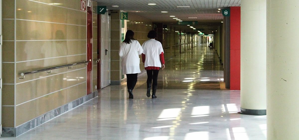 Médicos en un pasillo de un hospital (Foto: Europa Press / Archivo)