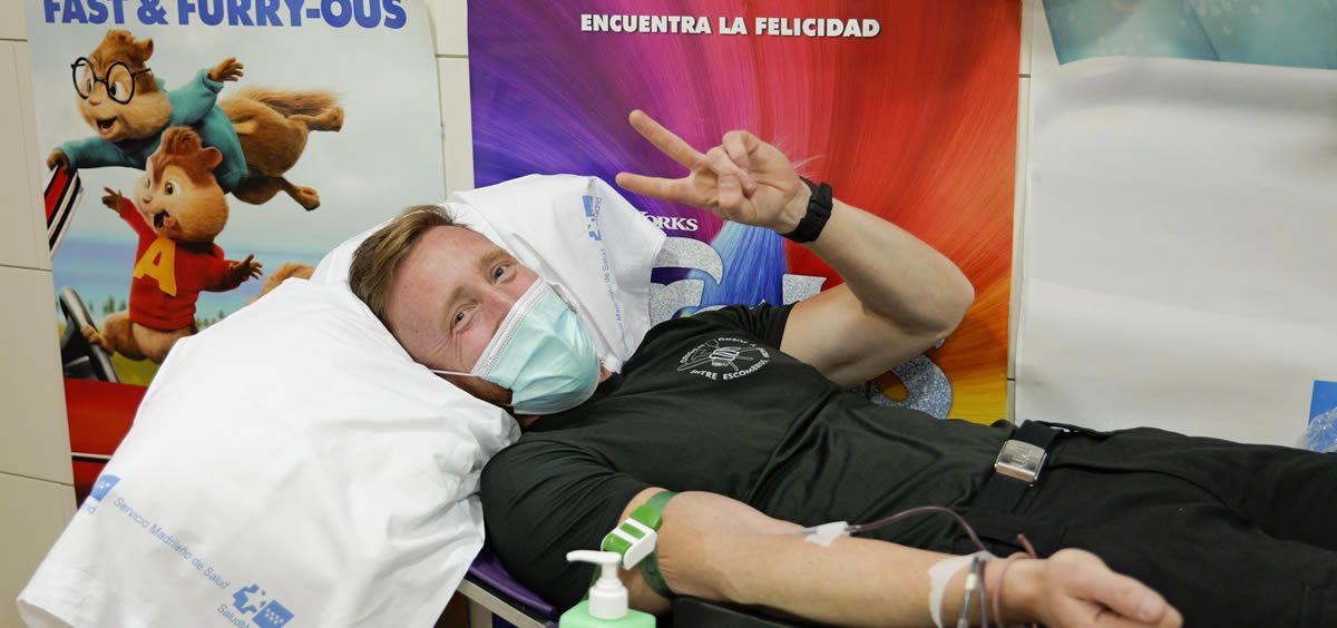 Un hombre donando sangre (Foto. Hospital Gregorio Marañón)