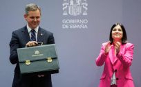 José Miñones recibe la cartera de Sanidad de manos de Carolina Darias. (Foto: Alejandro Martínez, Europa Press)