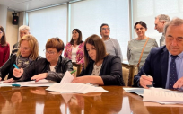La responsable de CSIF, Jessica Fessenden (derecha) junto a los representantes de UGT y CCOO firmando el preacuerdo con Salud de Aragón.