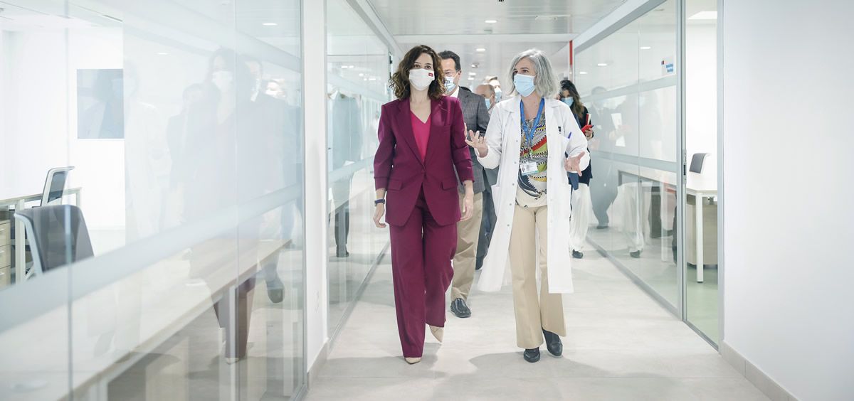 Isabel Díaz Ayuso recorriendo los pasillos del nuevo Hospital Oncológico y de Terapias Avanzadas (Foto: Comunidad de Madrid)