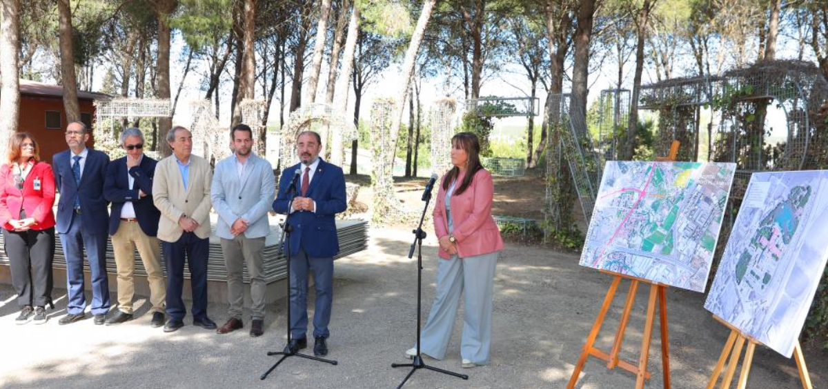 El presidente de Aragón, Javier Lambán, y la consejera de Sanidad presentan el proyecto de mejora del Hospital Royo Villanova. (Foto: Gob. Aragón)