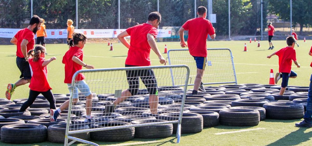 Niños y adultos haciendo ejercicio (Foto. Comunidad de Madrid)