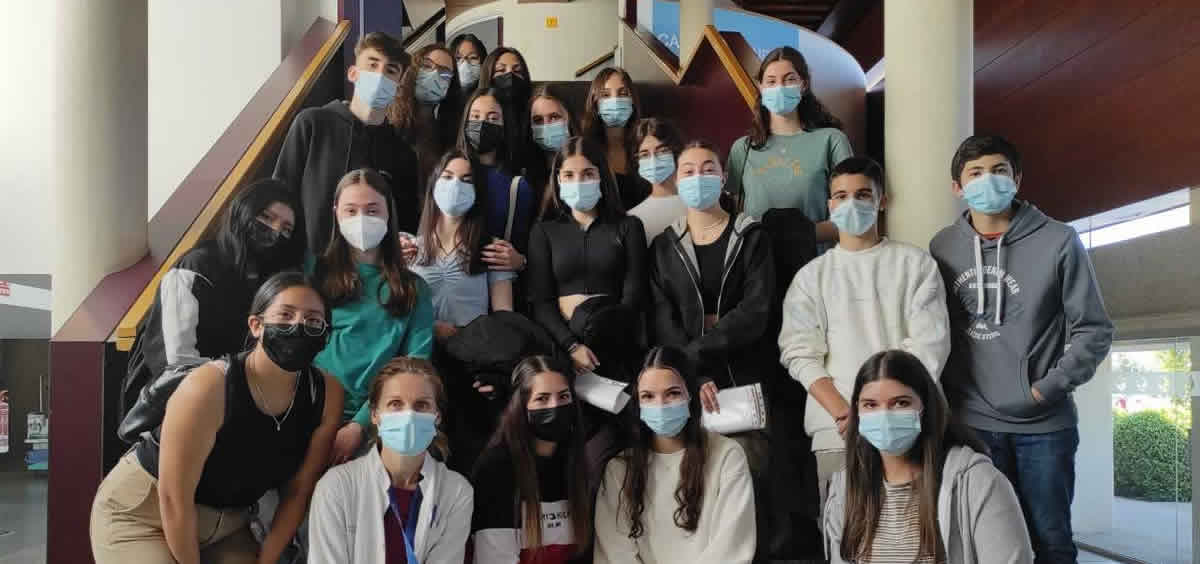 Primer grupo de estudiantes que han participado en el Programa 4º ESO+ Empresa (Foto: Hospital Universitario de Fuenlabrada)