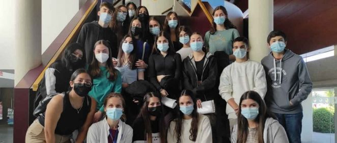 Primer grupo de estudiantes que han participado en el Programa 4º ESO+ Empresa (Foto: Hospital Universitario de Fuenlabrada)