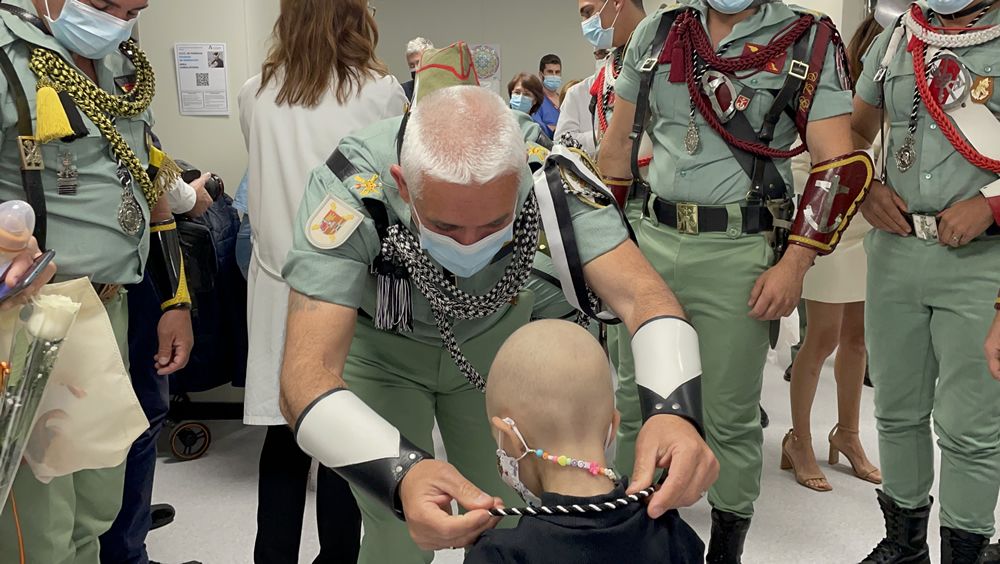 Los niños acogen a la Legión en el Materno Infantil de Málaga