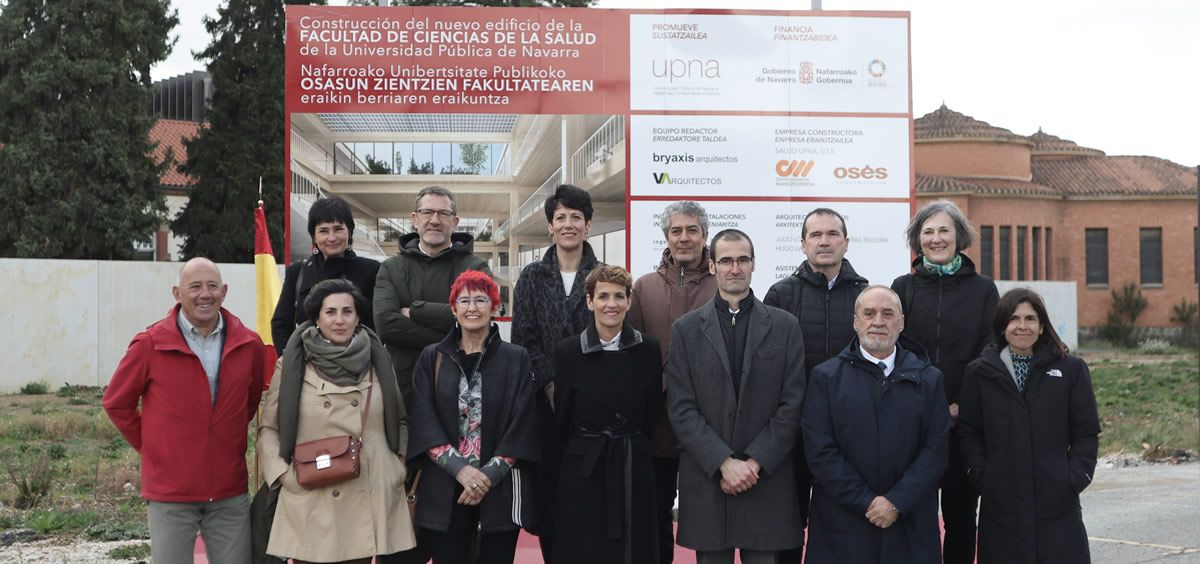 Foto de grupo de participantes y asistentes al acto de inicio de las obras de construcción del nuevo edificio de la nueva Facultad de Ciencias de la Salud de la UPNA (Foto: Gobierno de Navarra)