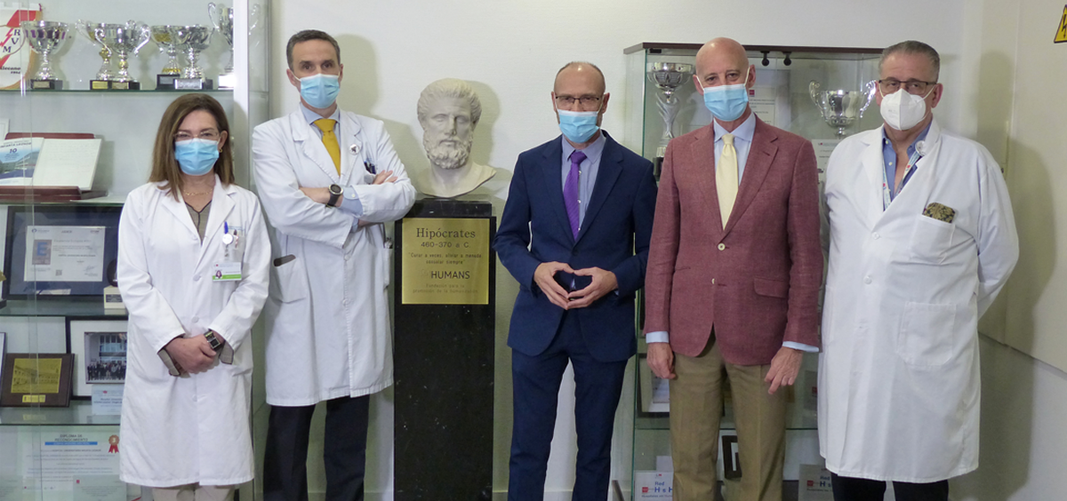 El Hospital Universitario Infanta Leonor recibe de la Fundación Humans el busto de Hipócrates de Cos (Foto: Hospital Infanta Leonor)