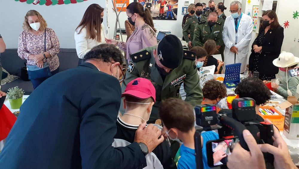 Los paracaidistas visitan a los menores del Materno de Málaga