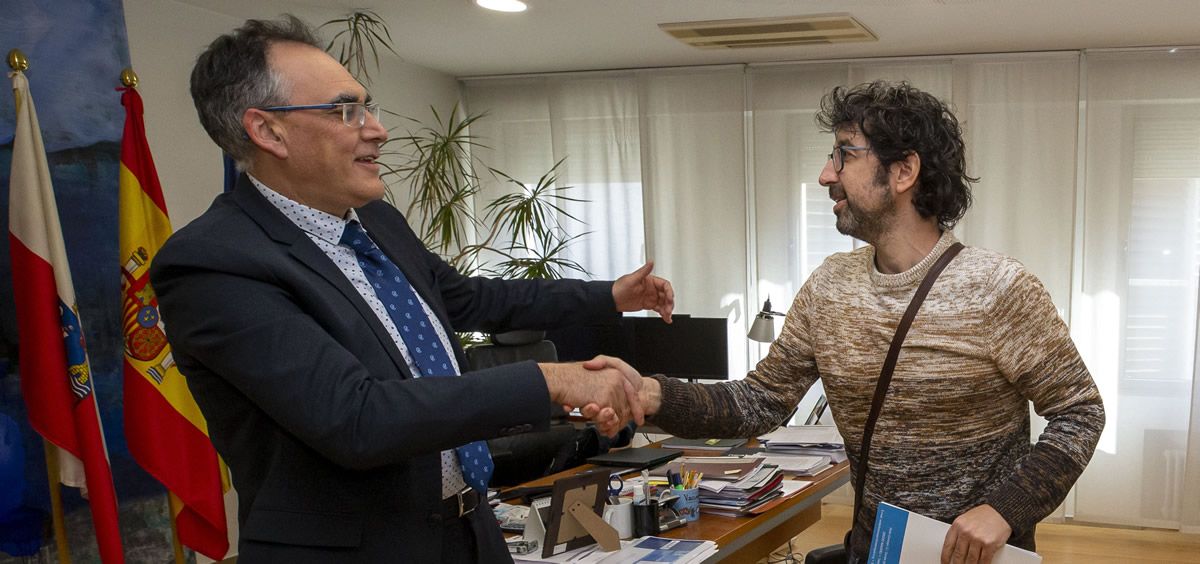 Raúl Pesquera saluda a Jorge Fernández, momentos antes de la reunión de trabajo con parte de la directiva del Colegio de Fisoterapia de Cantabria (Foto: Miguel de la Parra / Gobierno de Cantabria)