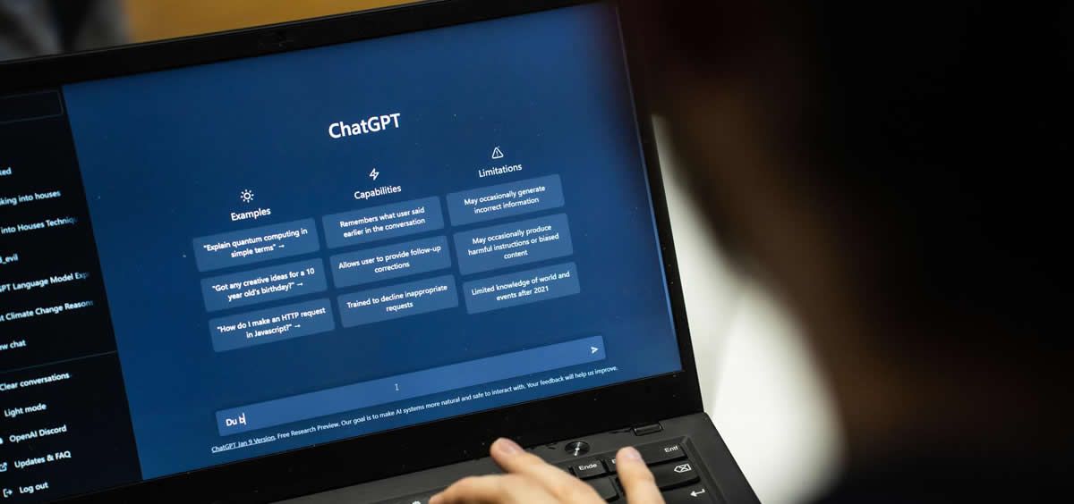 Una persona utiliza el software de texto ChatGPT de la empresa OpenAI. A 25 de enero de 2023, en Hesse, Darmstadt (Alemania) (Foto: Frank Rumpenhorst/dpa/EuropaPress)