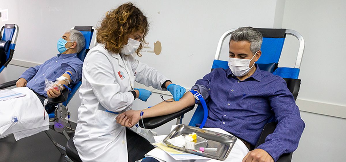Pablo Zuloaga dona sangre en el centro cívico de Bezana junto al consejero de Sanidad cántabro Raúl Pesquera (Foto: Miguel de la Parra)