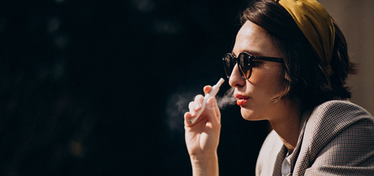 Mujer fumando cigarrillo electrónico (Foto: Freepik)